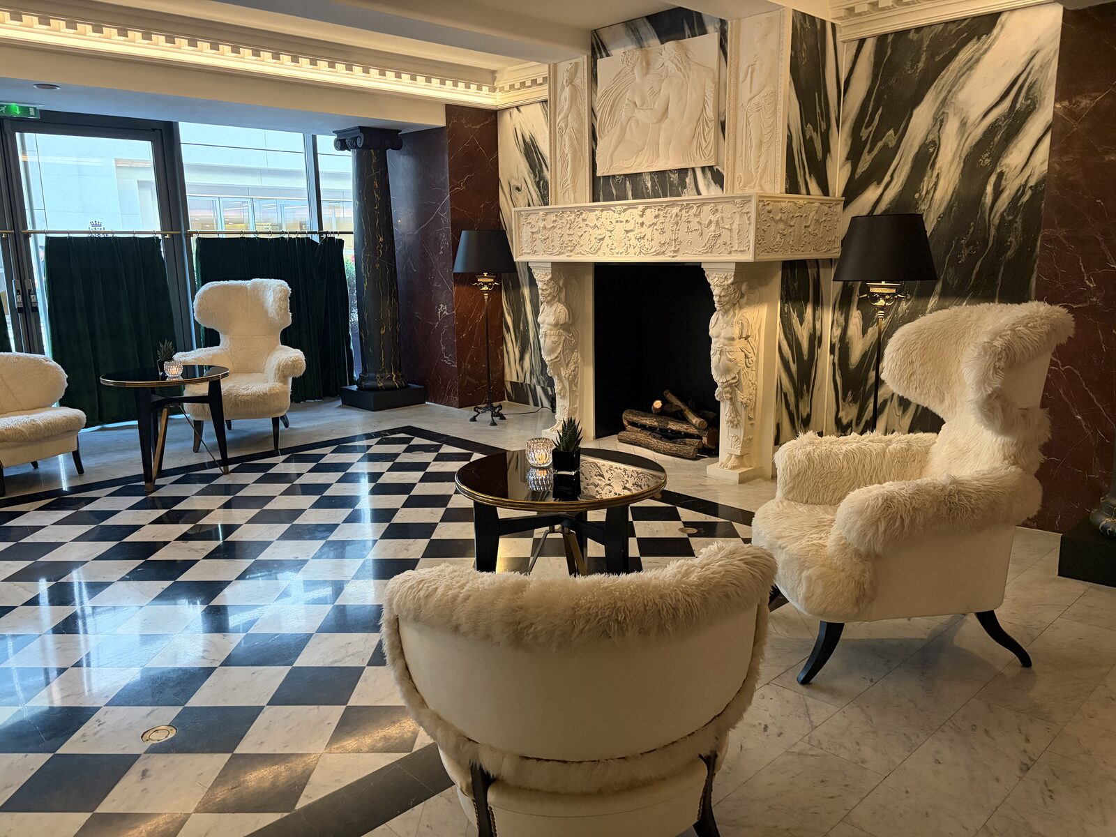 彫刻やアートが飾られたHôtel de Berriのロビー