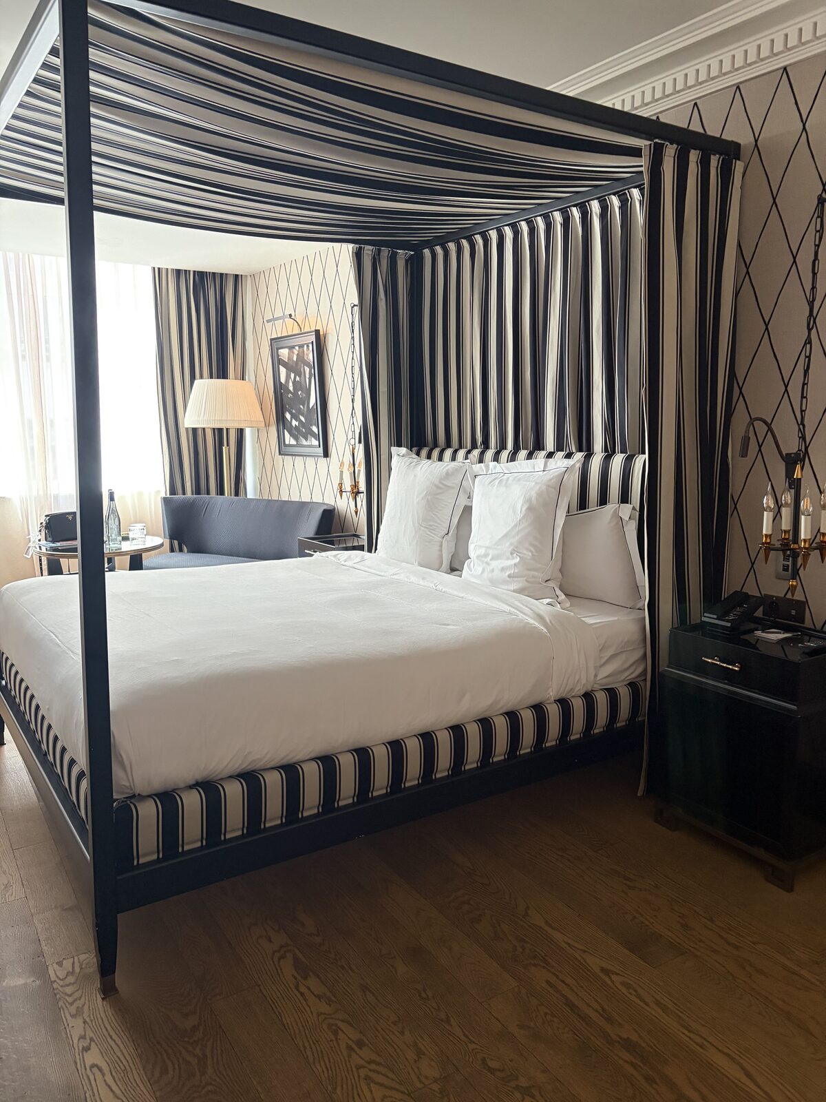 Hôtel de BerriのPrestige Roomにある天蓋付きベッドとソファ