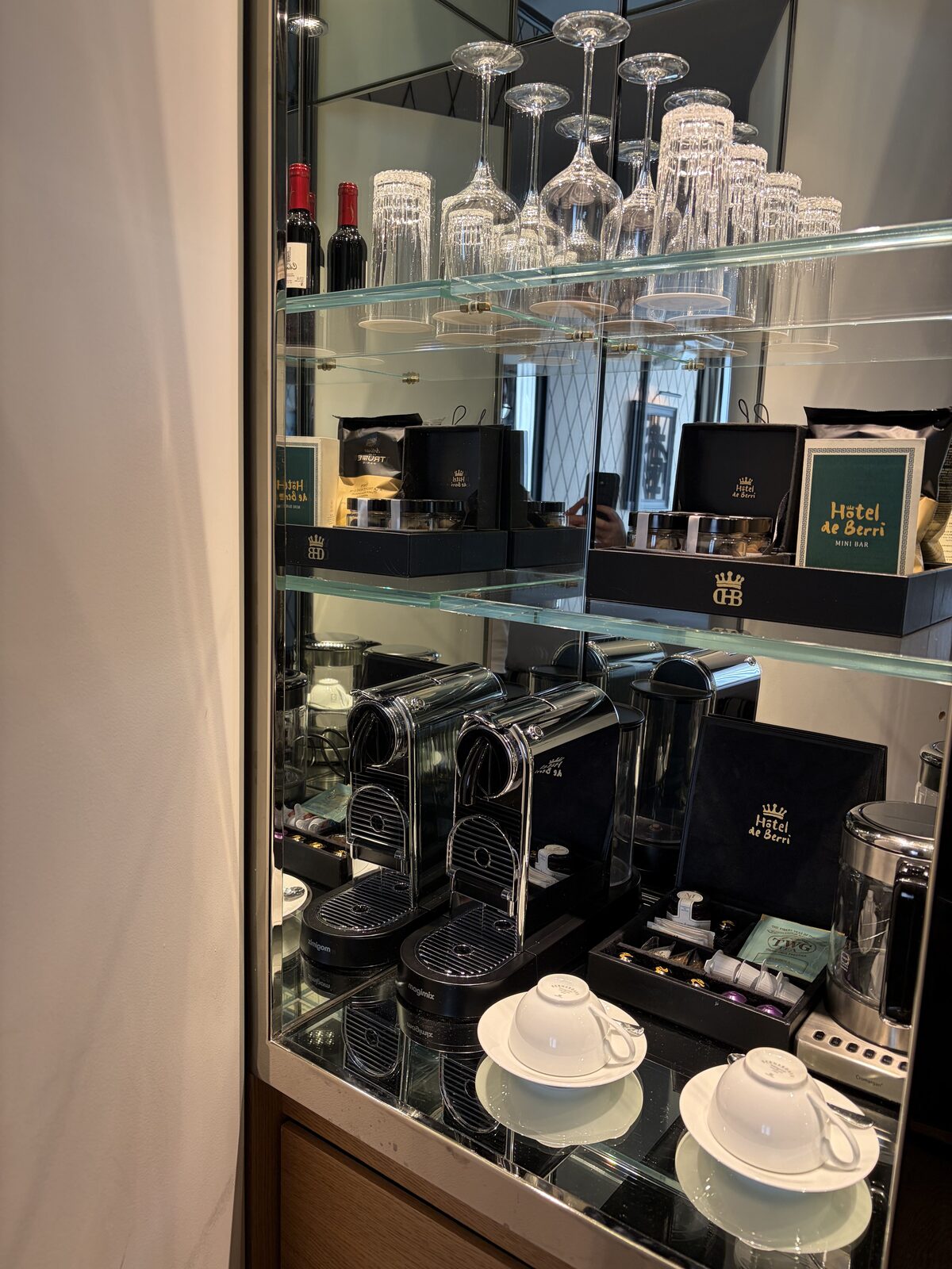 Hôtel de Berri Prestige Roomのミニバーとコーヒーマシン