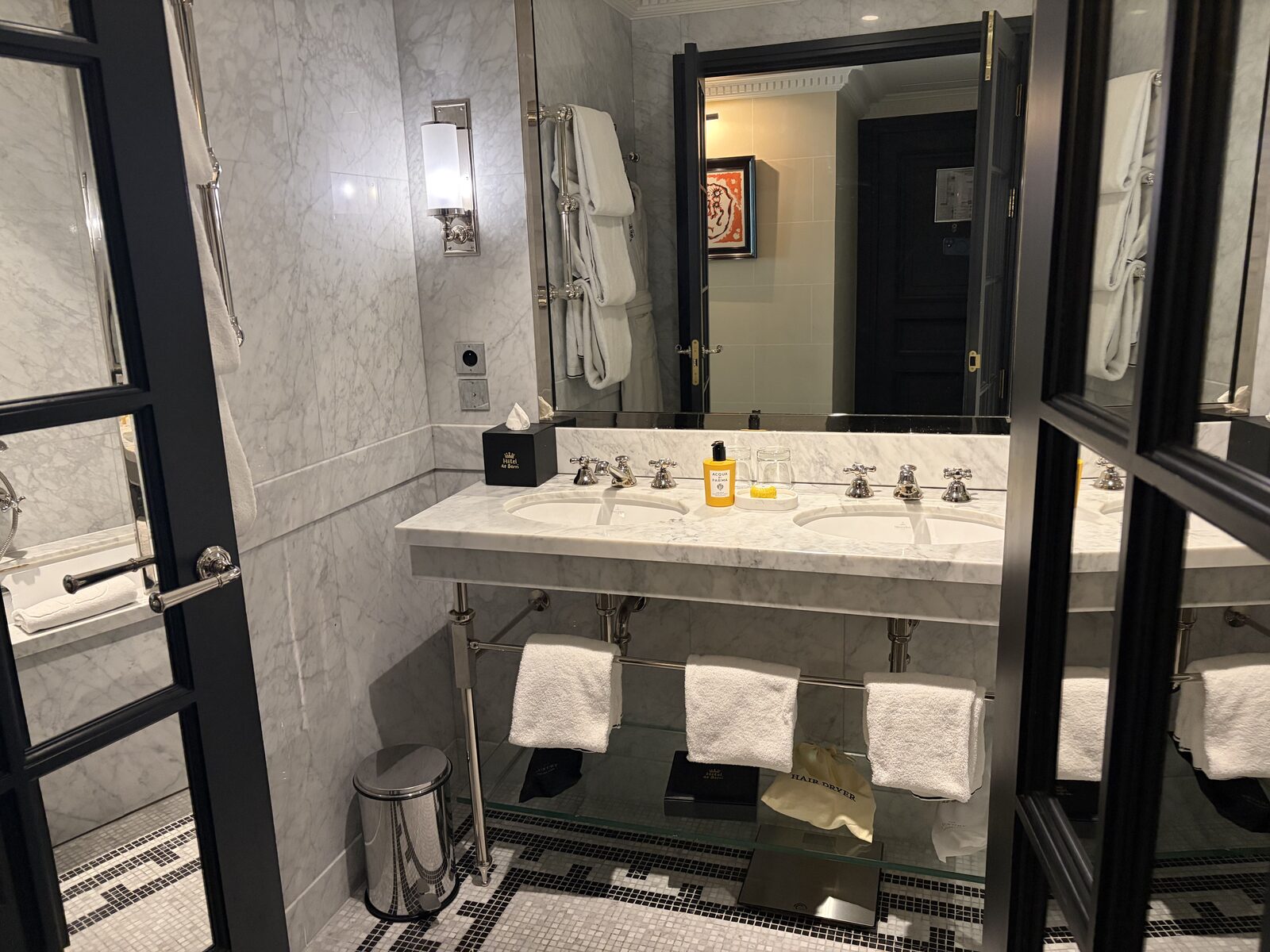 Hôtel de Berri Prestige Roomの大理石バスルームとダブルボウル洗面台