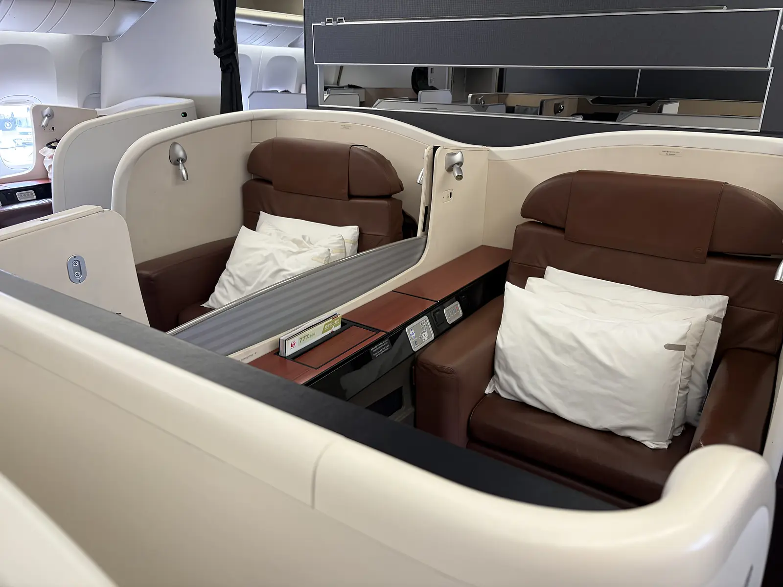 JAL JL045旧型ファーストクラスの中央2席