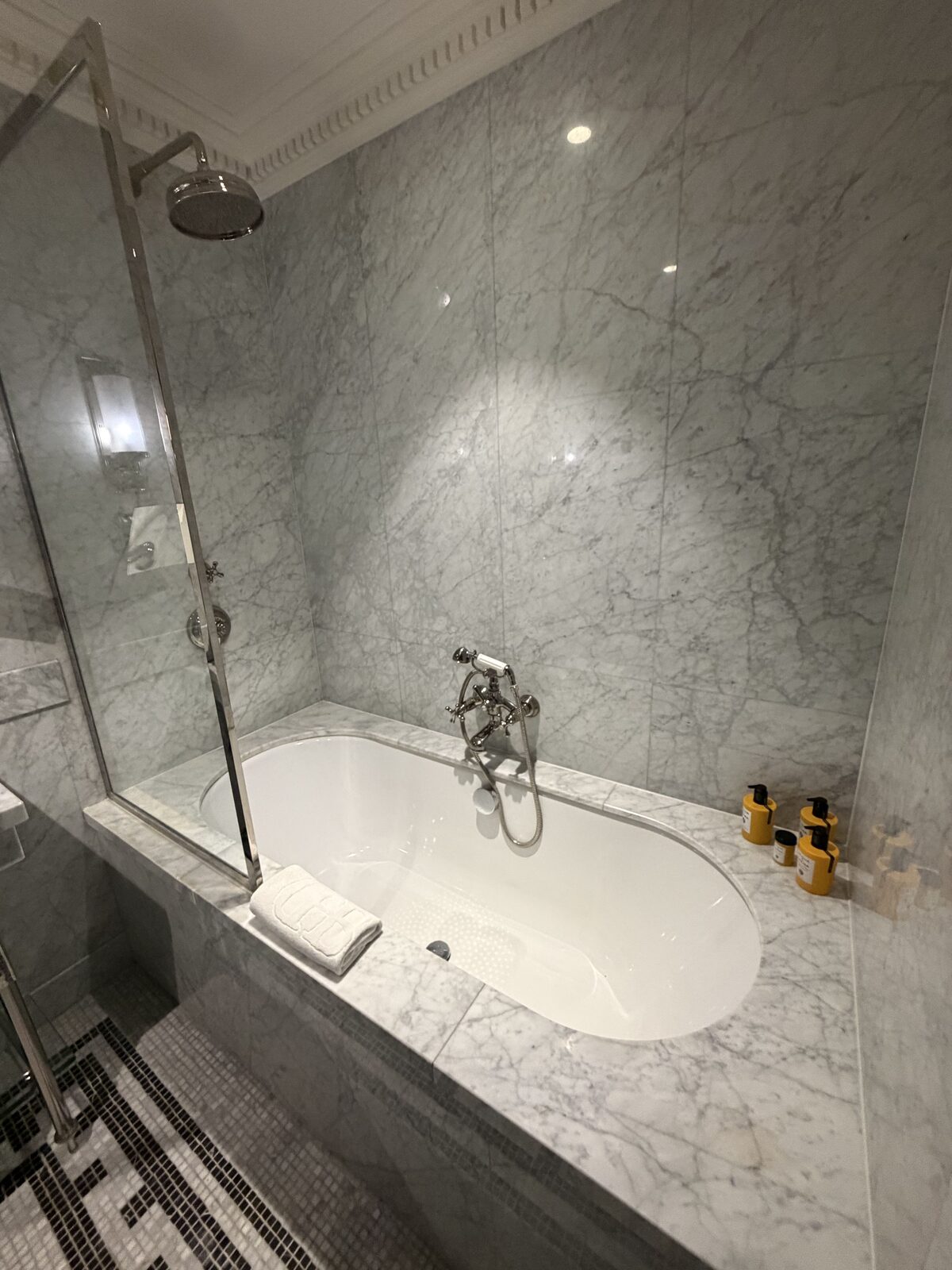 Hôtel de Berri Prestige Roomのバスタブとレインシャワー