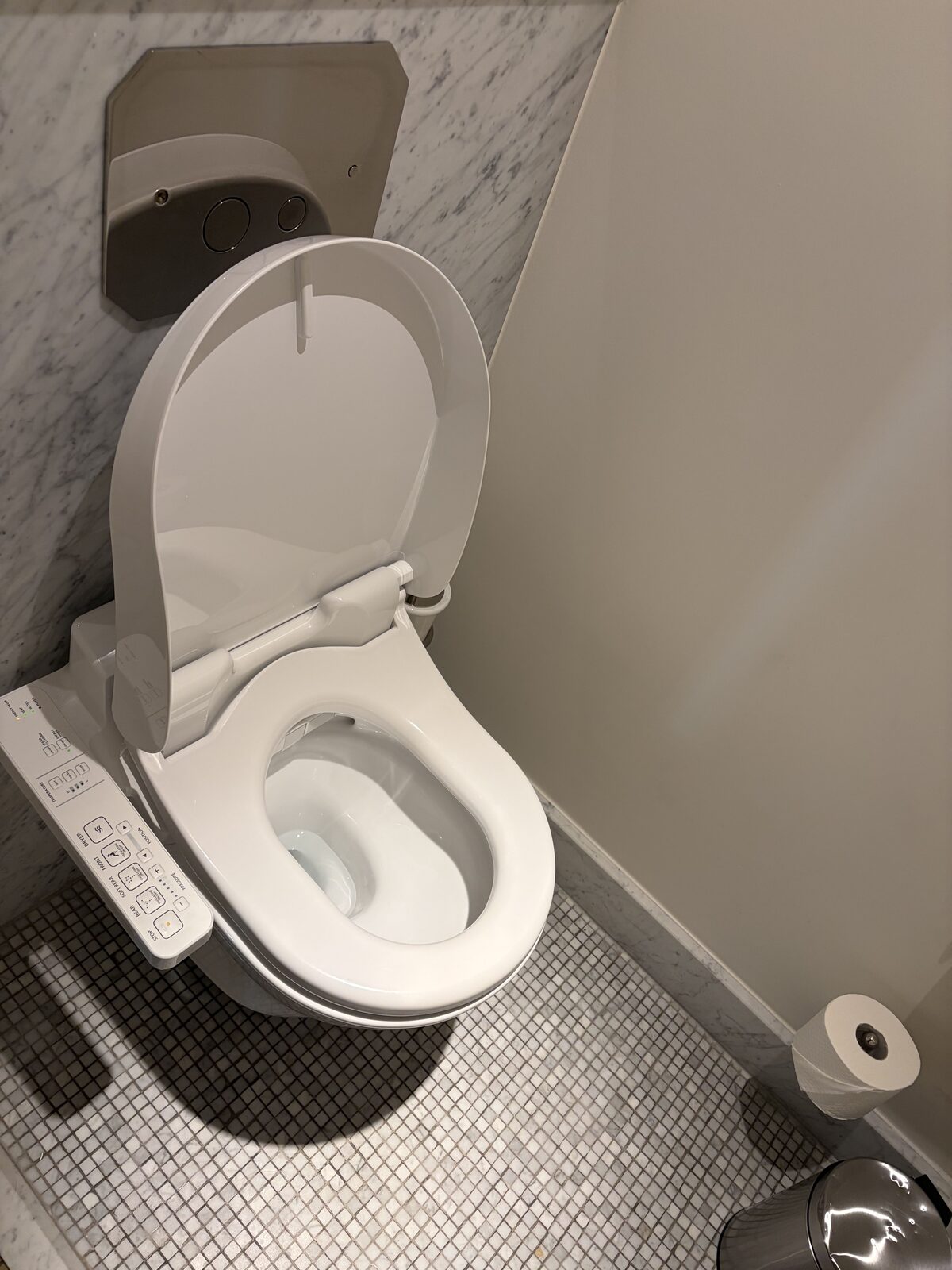 Hôtel de Berri Prestige RoomのTOTO製ウォシュレット