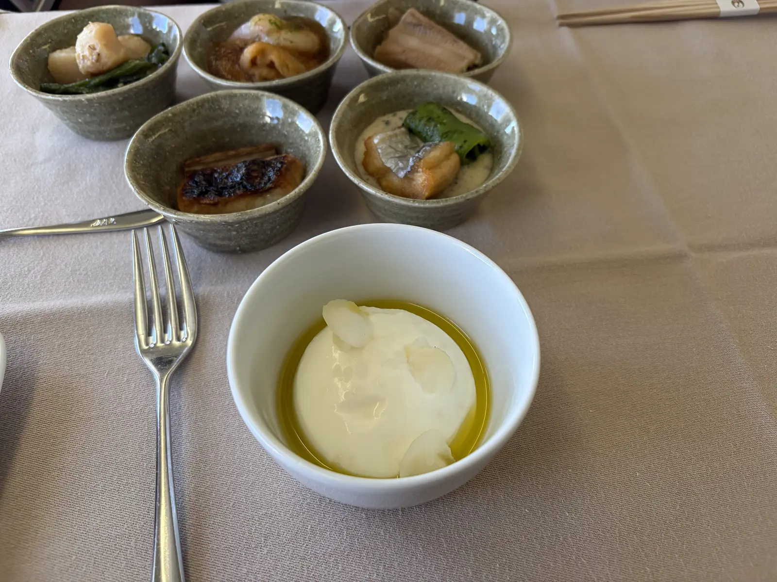 JL045ファーストクラス洋食の前菜と山羊乳のババロア