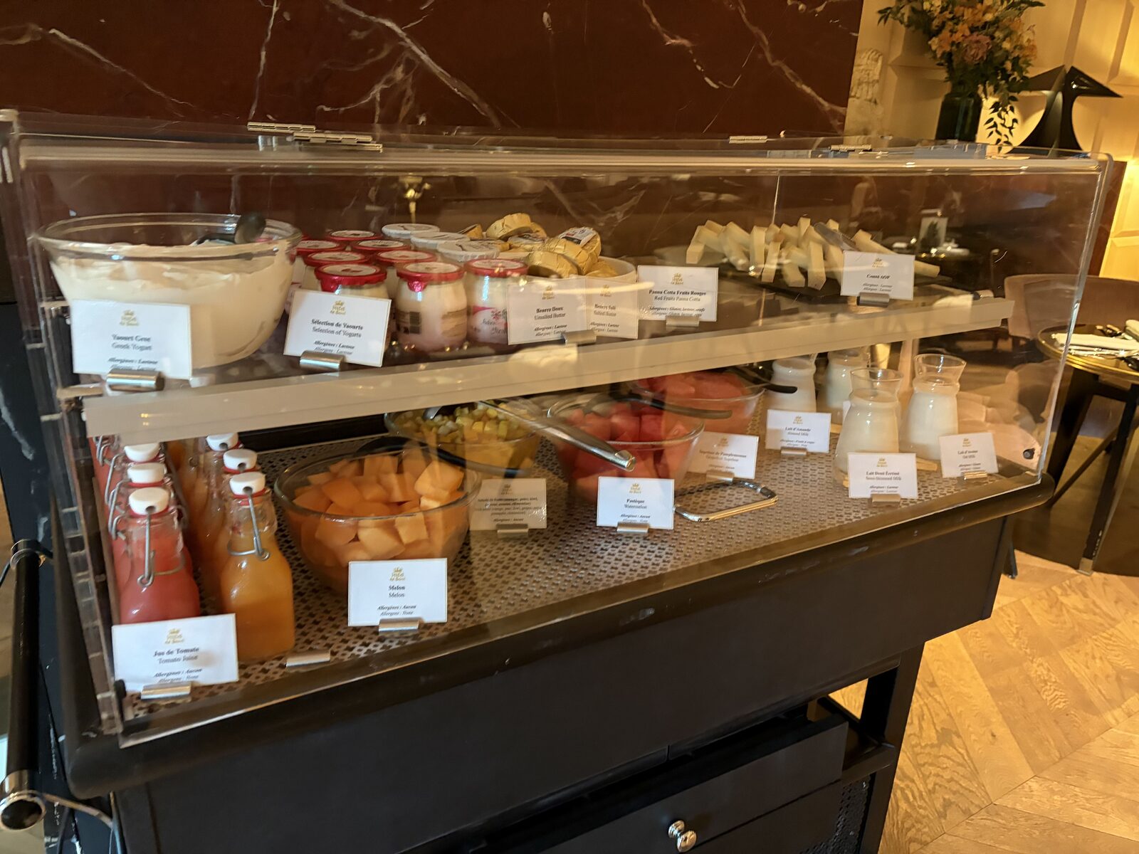 Hôtel de Berriの朝食に並ぶヨーグルト、フルーツ、ジュース