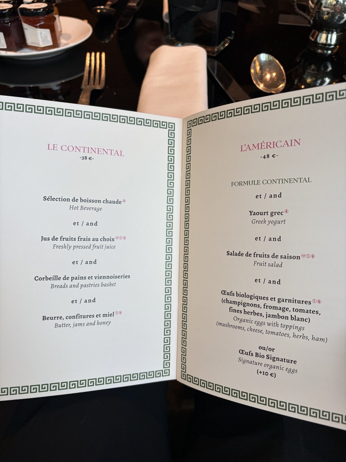 Hôtel de BerriのContinental Breakfast 38ユーロとAmerican Breakfast 48ユーロのメニュー
