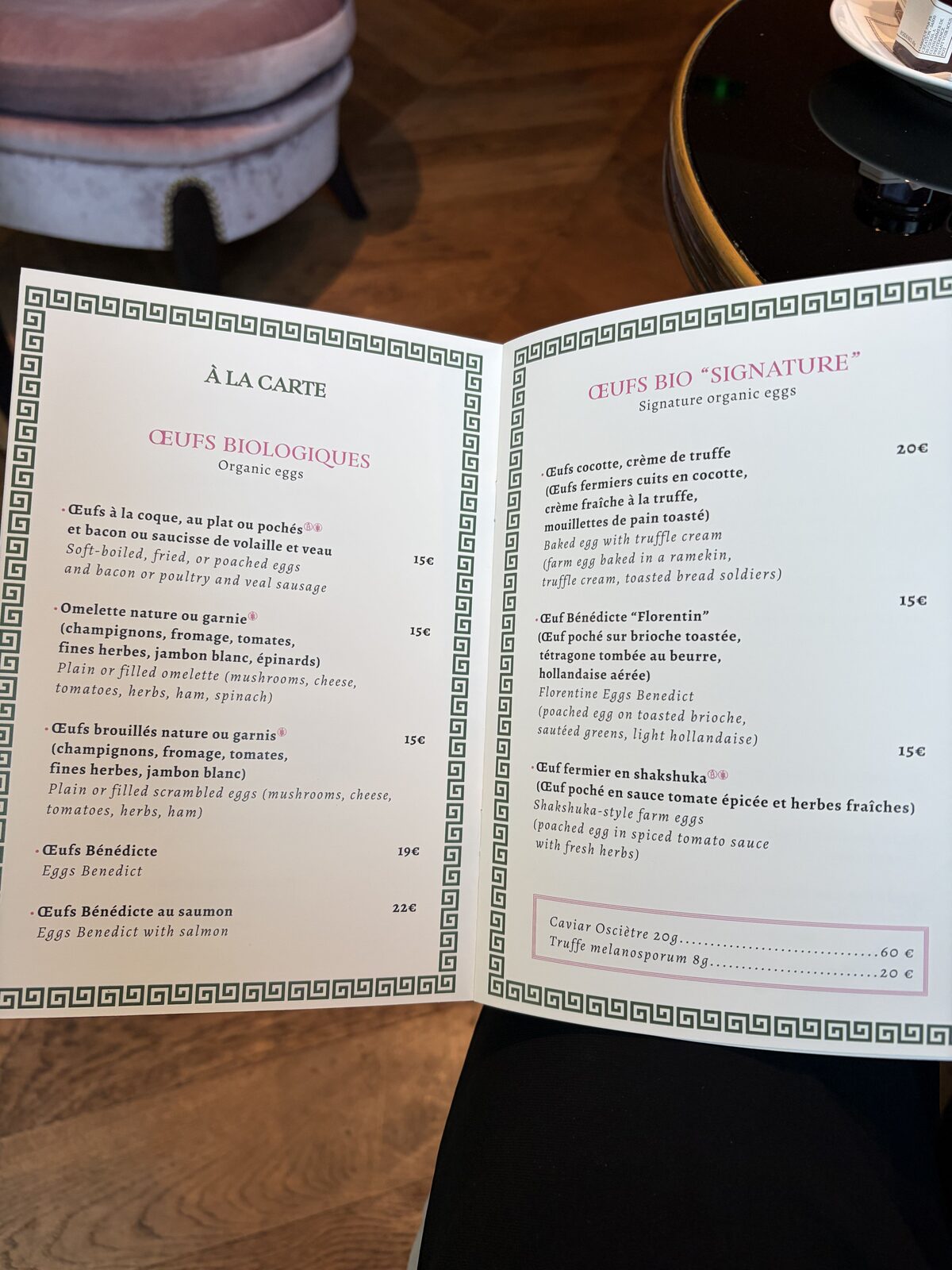 Hôtel de Berriの卵料理と追加料金が記載された朝食アラカルトメニュー