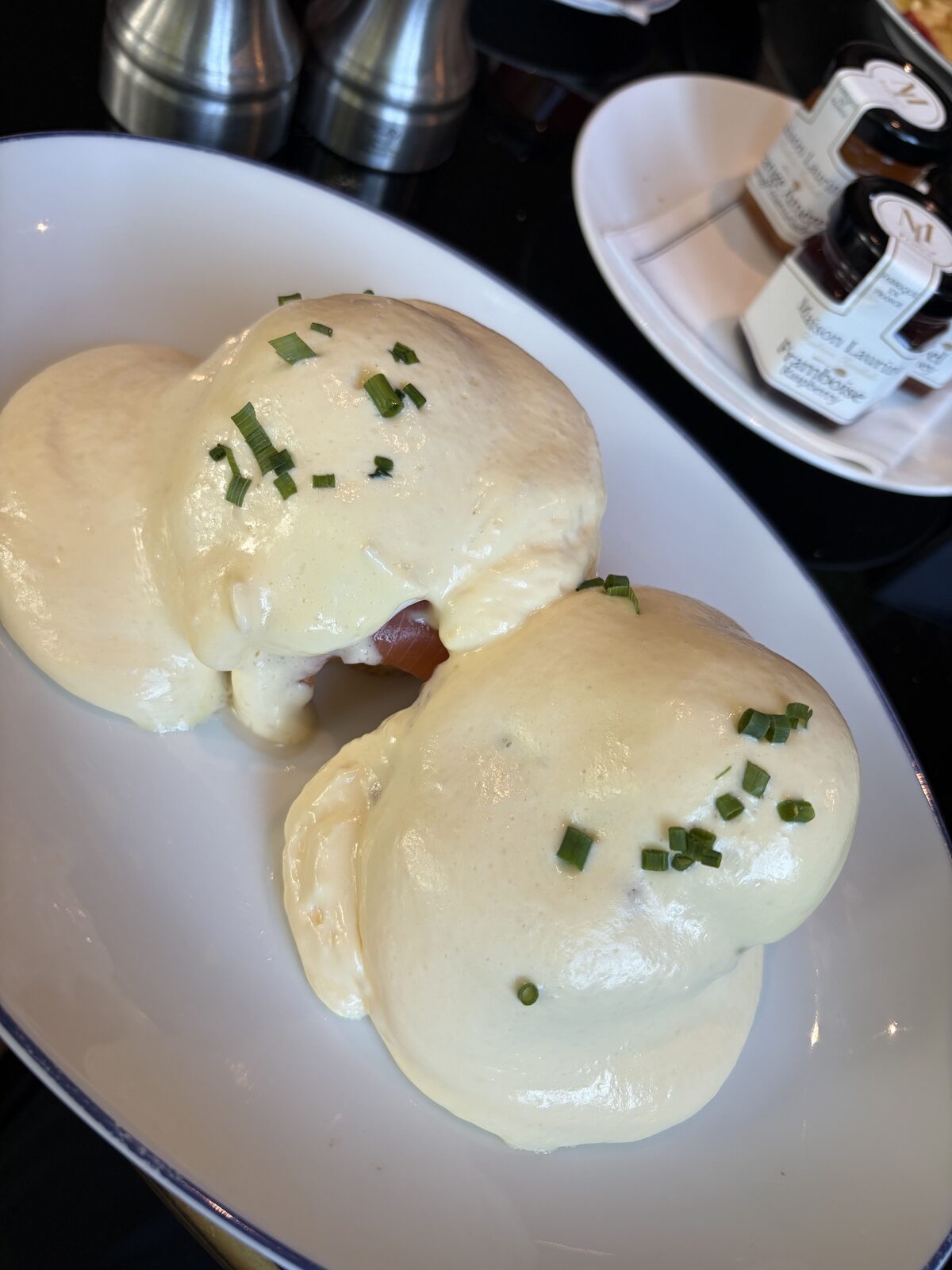 Hôtel de Berriの朝食で注文したスモークサーモン入りエッグベネディクト