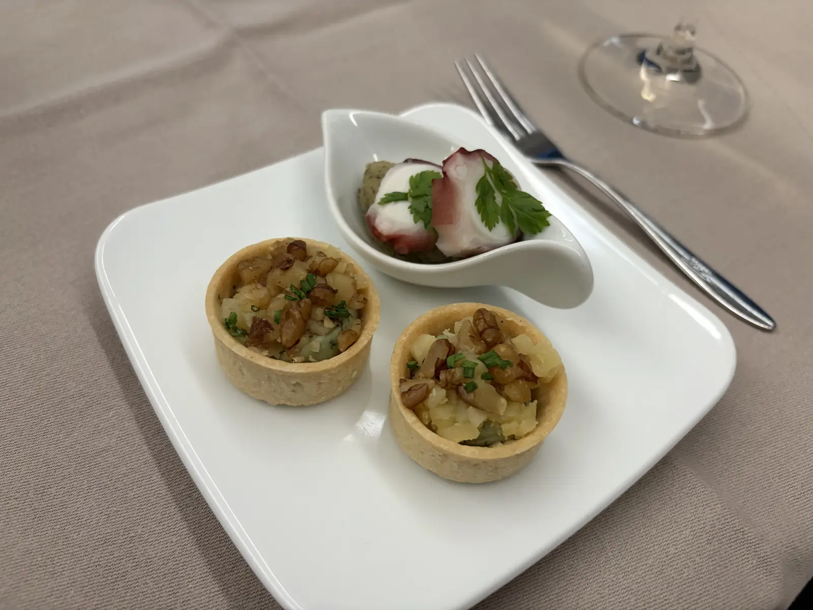 JAL JL046新型ファーストクラス洋食のアミューズ