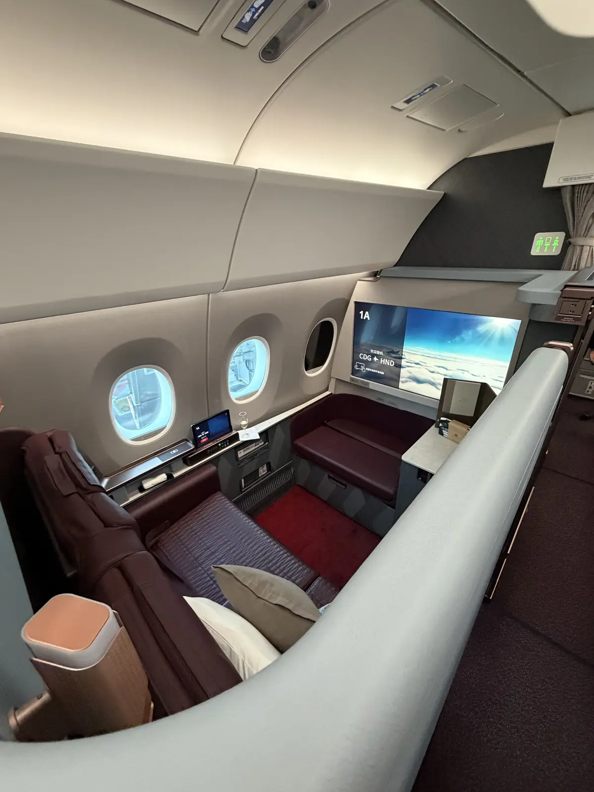 JAL A350-1000新型ファーストクラス1Aを通路側から見た個室全景