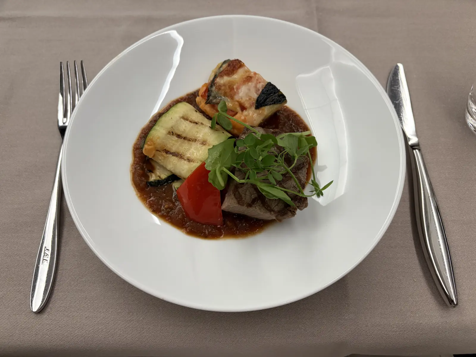 JAL JL046新型ファーストクラス洋食のフィレステーキ