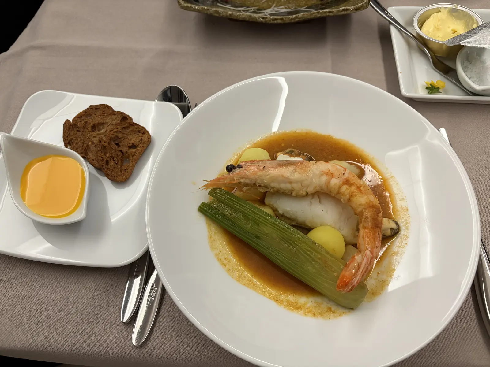 JAL JL046新型ファーストクラス洋食の鱈と海⽼のブイヤベース ルイユソース