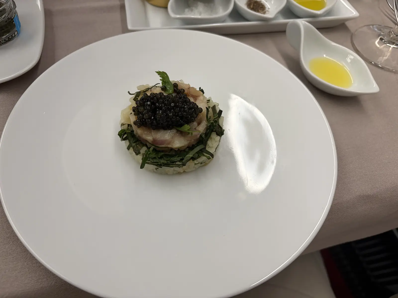 JAL JL046ファーストクラス洋食のキャビアを載せた帆立のレモン寿司