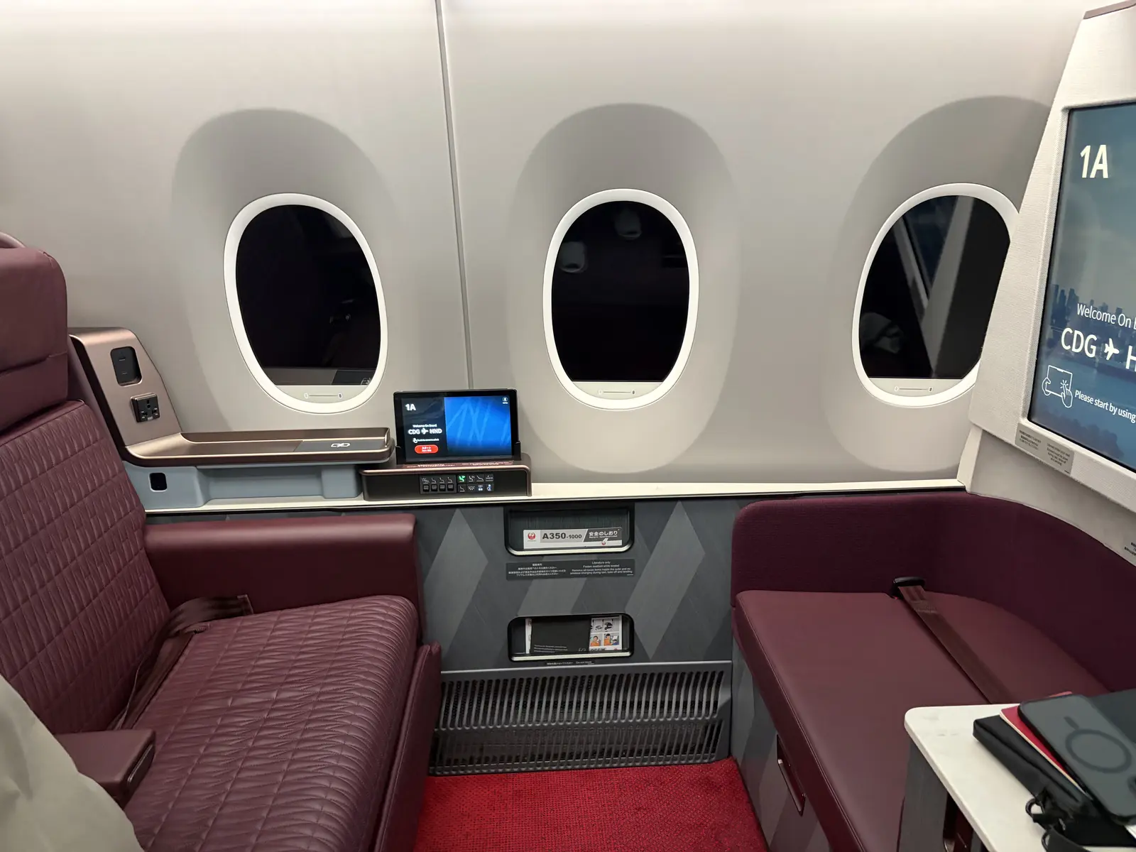 JAL A350-1000新型ファーストクラス1Aの広い座席と3つの窓