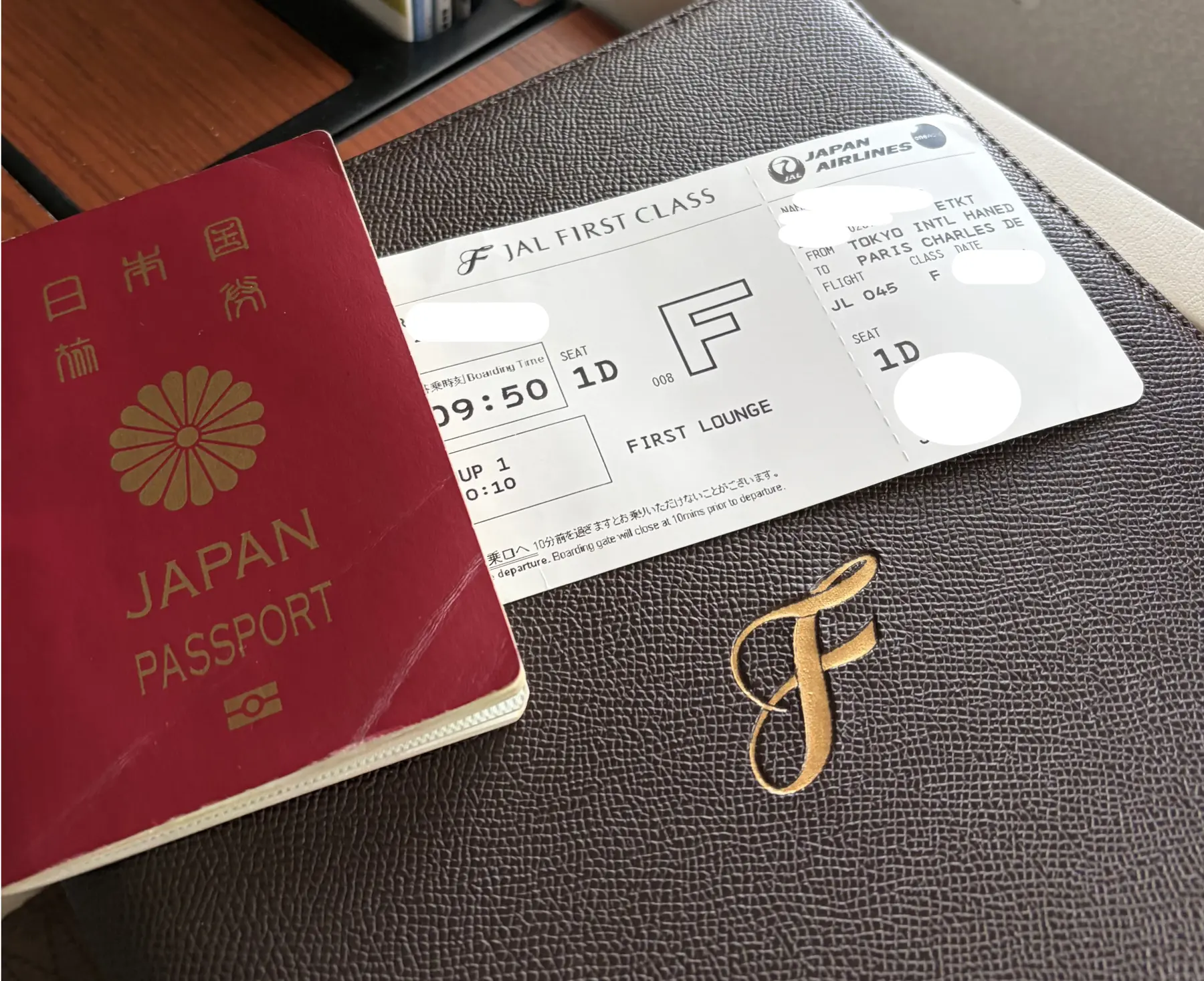 JAL JL045ファーストクラスの搭乗券とパスポート