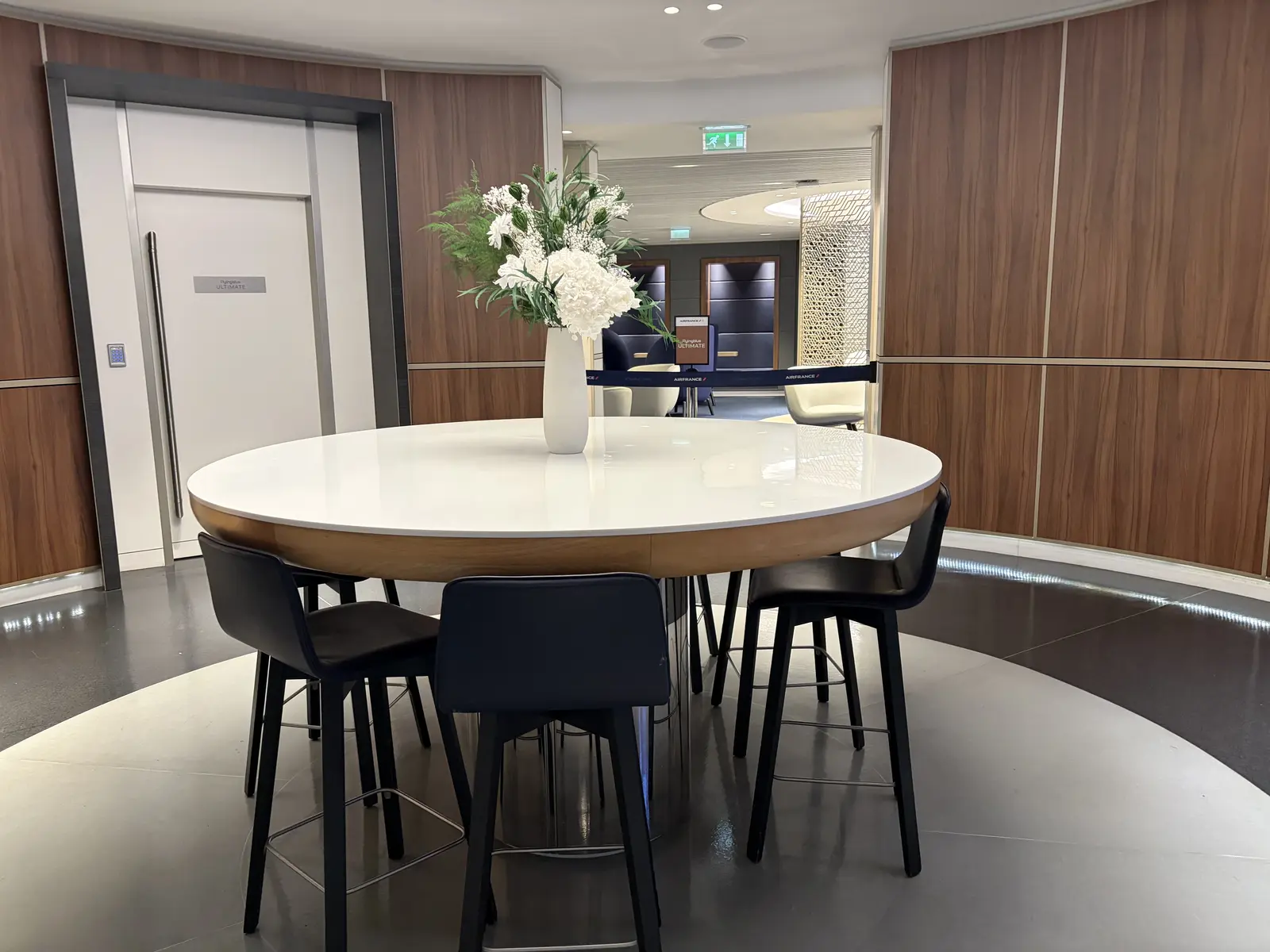 パリCDG空港AIR FRANCE Loungeの座席エリア