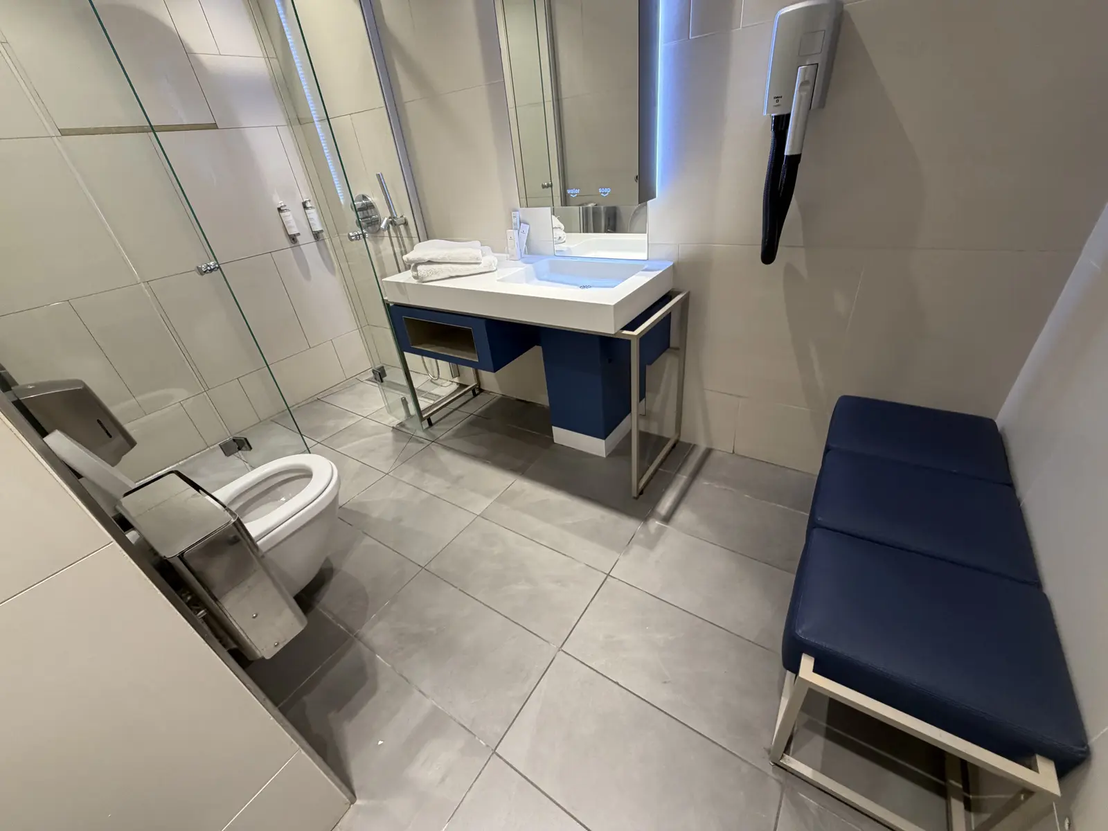 パリCDG空港AIR FRANCE Loungeのシャワールーム