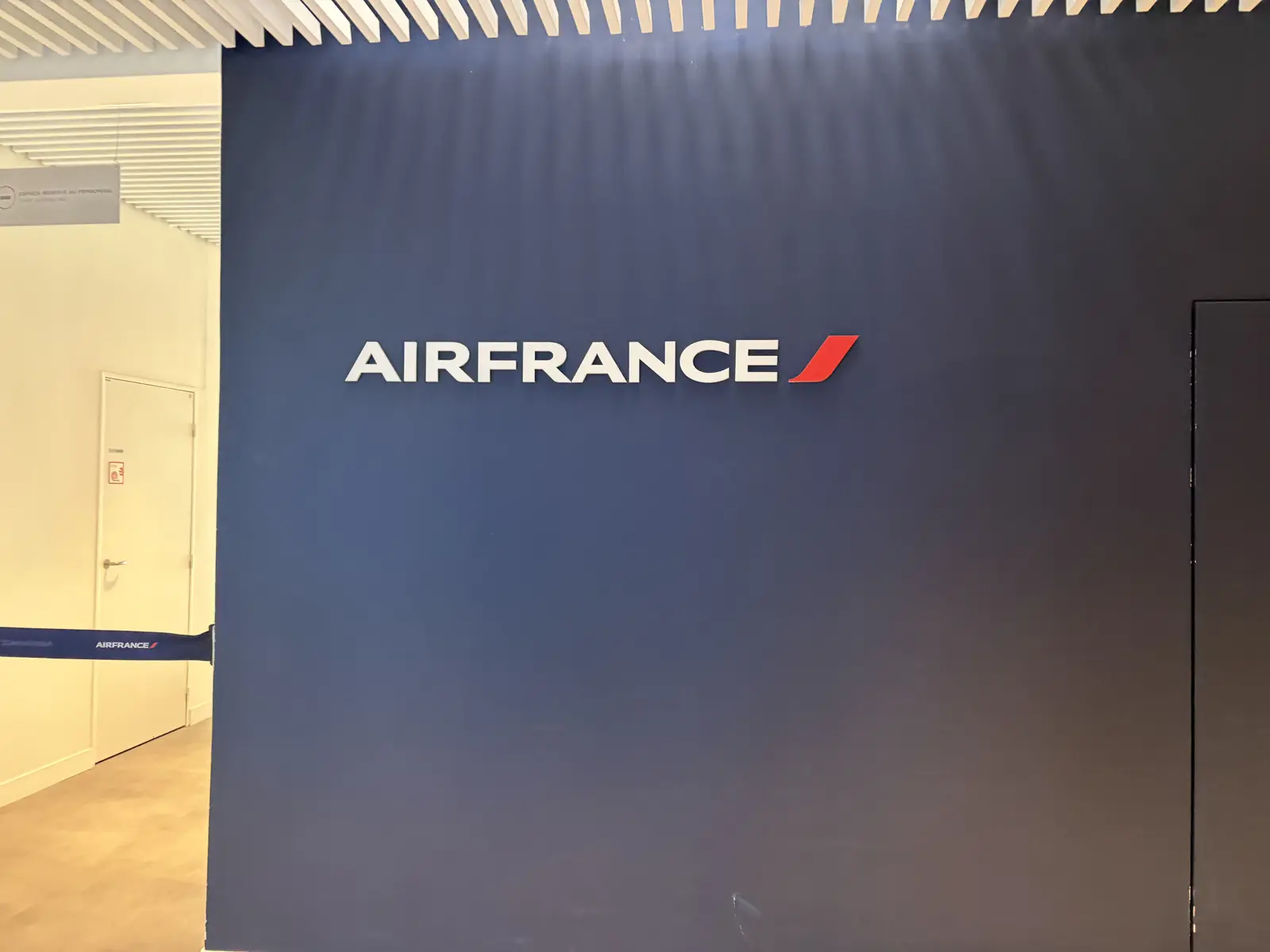 パリCDG空港でJALファーストクラス利用時に入室したAIR FRANCE Lounge