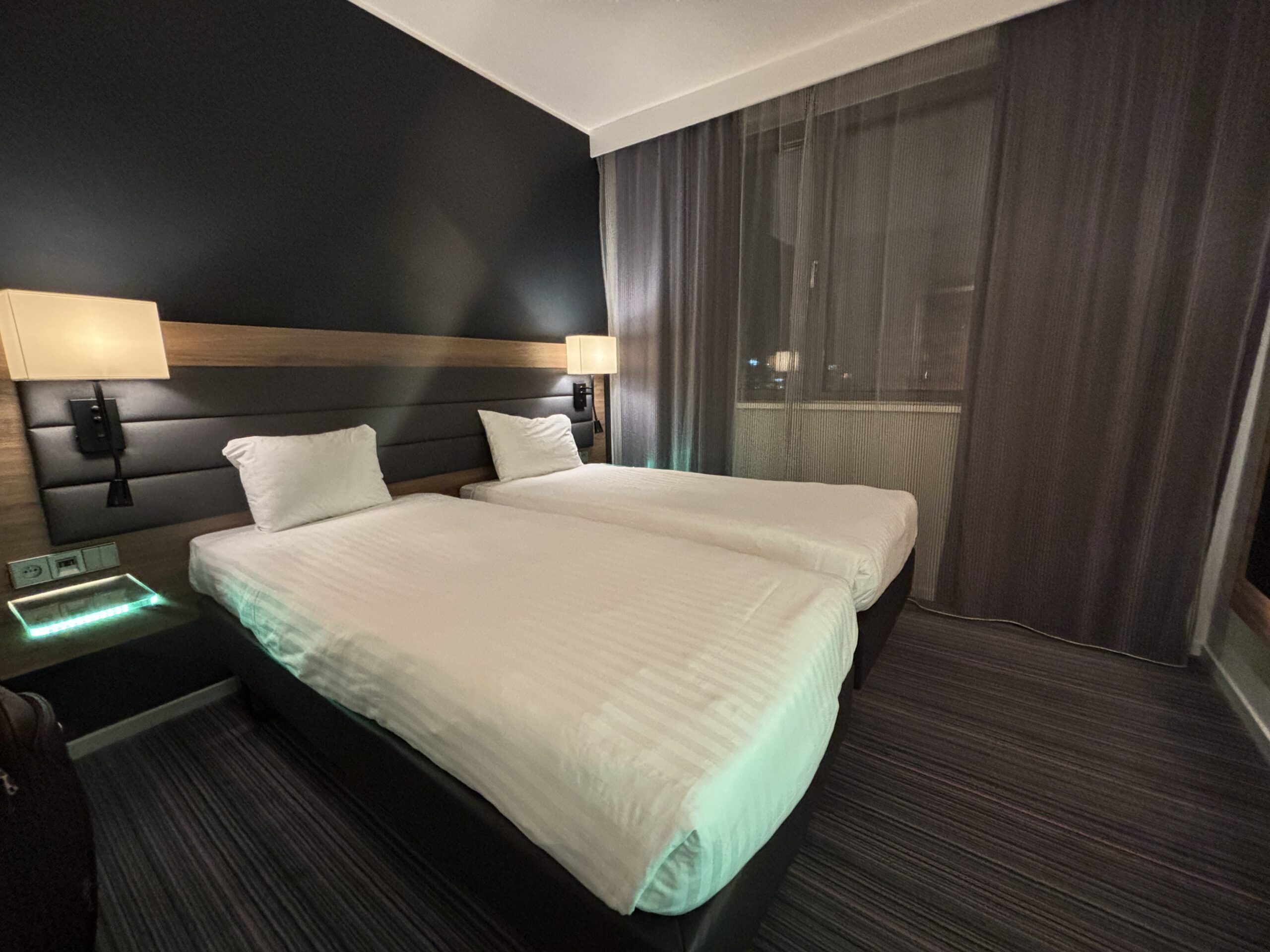 Moxy Paris Charles de Gaulle Airportで宿泊時に撮影した客室