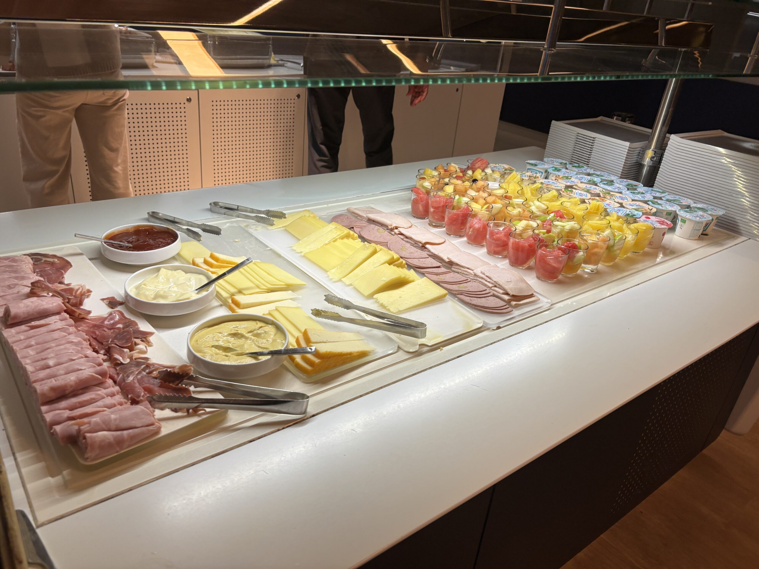 パリCDGのエールフランスラウンジに並ぶチーズやフルーツなどの軽食